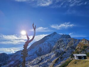 Strahlender Sonnenschein über der markanten Silhouette der Alpspitze im Winter.