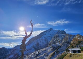 Strahlender Sonnenschein über der markanten Silhouette der Alpspitze im Winter.