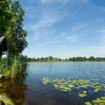 Eine Fischerhütte am idyllischen, tiefblauen Soier See