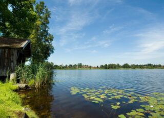 Eine Fischerhütte am idyllischen, tiefblauen Soier See