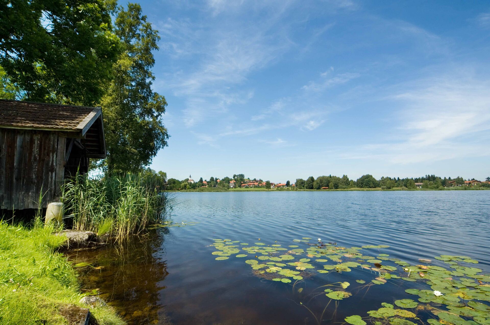 Eine Fischerhütte am idyllischen, tiefblauen Soier See