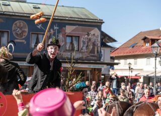 Buntes Faschingstreiben mit Brezen-Angeln in Oberammergau