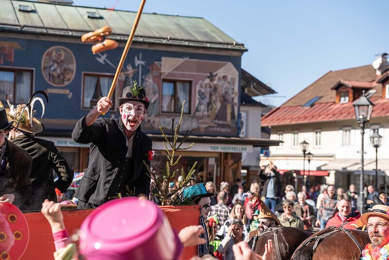 Buntes Faschingstreiben mit Brezen-Angeln in Oberammergau