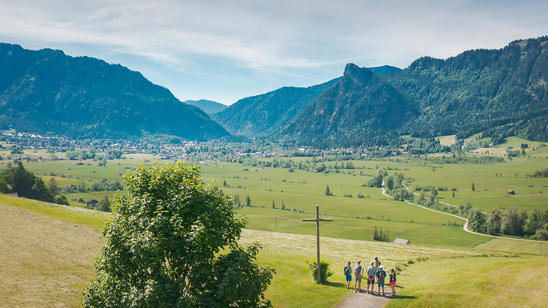 Eine Wandergruppe genießt den Ausblick auf den Oberammergauer Hausberg